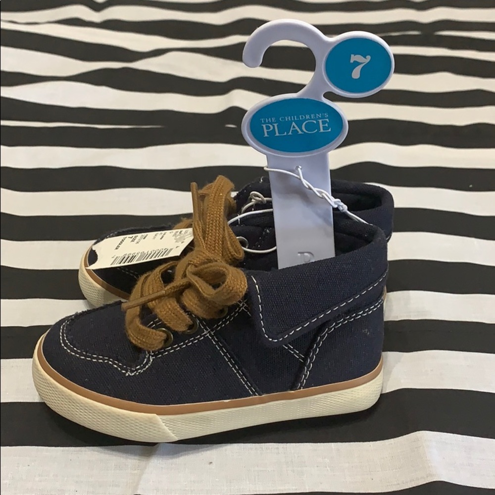 Place boys shoes size 7